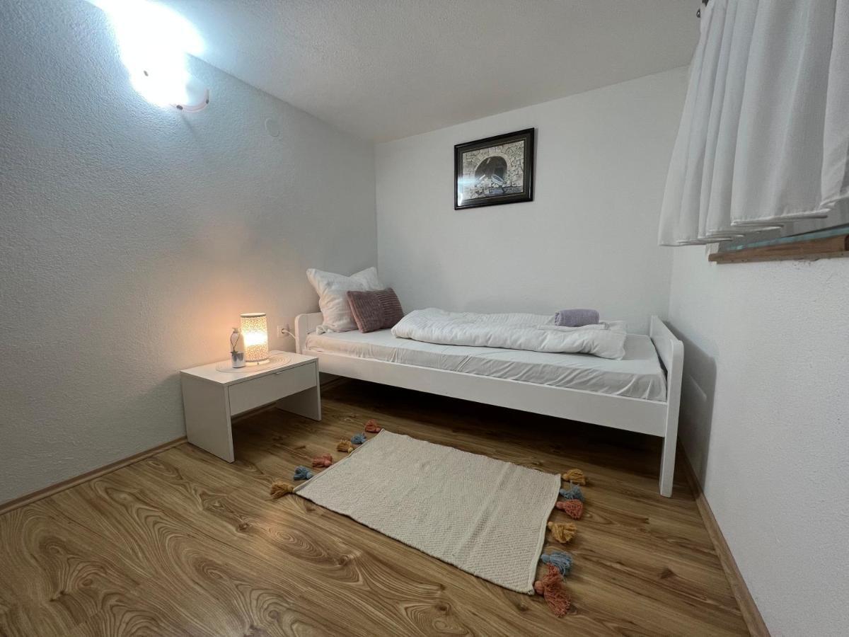 Apartment Katalin Kornić Exteriör bild